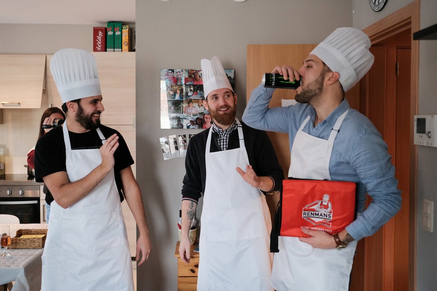 Équipe en toque de chef lors du Boardgame Day Cuisine